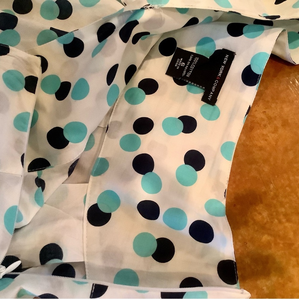 New York & Co flared white skirt with blue polka dots. Sz. 6 great condition - Picture 3 of 3